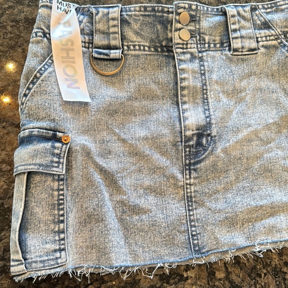 Tinseltown stone wash Denim stretchy Mini Skirt with Pockets NWT 5 - Picture 3 of 8